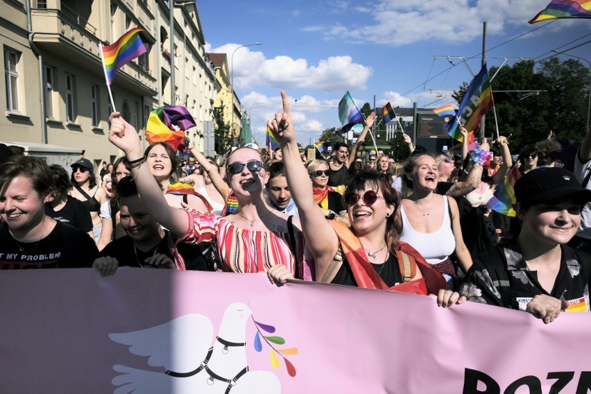 Uczestnicy marszu sięgali po różne formy manifestowania...