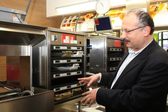 Na zapleczu restauracji McDonald's przy ulicy Sienkiewicza w Kielcach Krzysztof Kłapa, dyrektor do spraw korporacyjnych MCDonald's Polska pokazywał działanie nowoczesnych urządzeń, w których robi się kanapki. We wszystkich restauracjach firma wymienia sukcesywnie maszyny właśnie na takie.