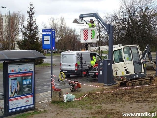 Trwa montaż ładowarek dla autobusów elektrycznych.