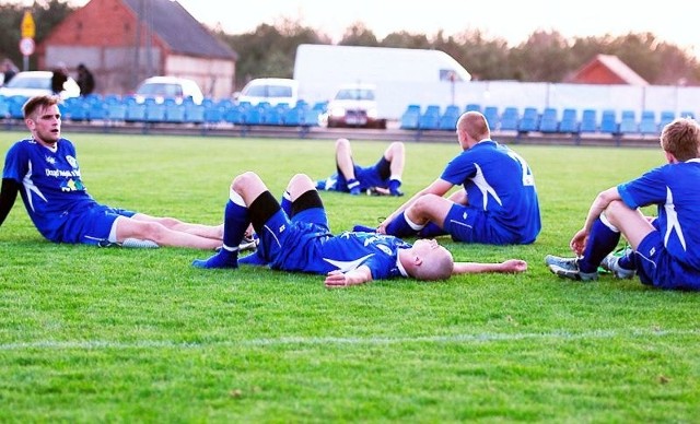 Załamani mogilnianie po przegranym spotkaniu w Łochowie.