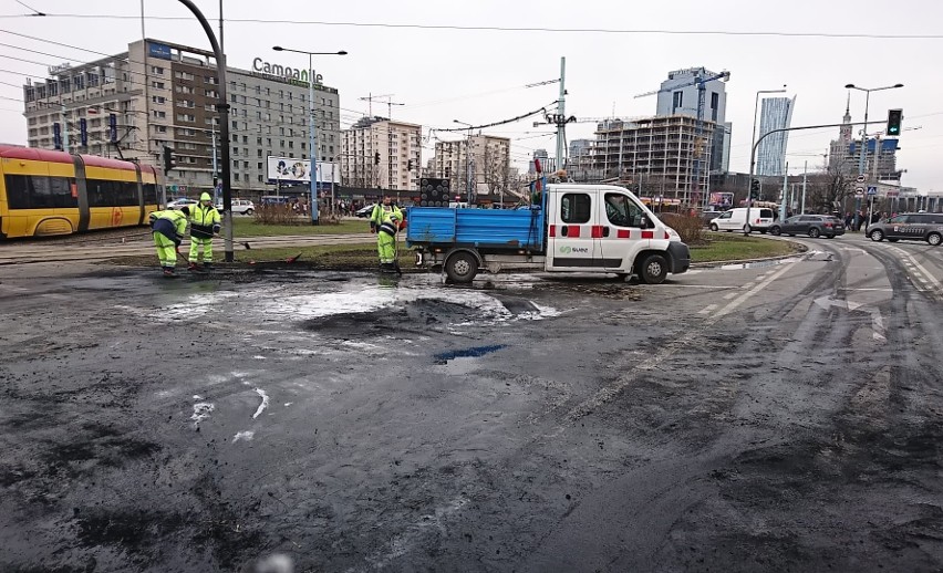 Służby czyściły warszawski plac Zawiszy przez kilka godzin.