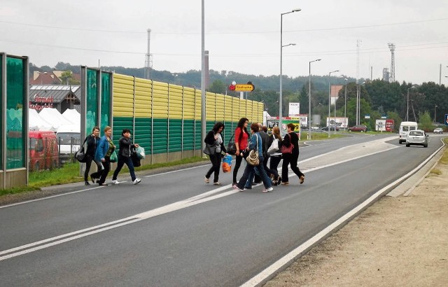 W ciągu godziny przez jezdnię K28 przeszły 172 osoby i choć teoretycznie w tym miejscu jest to dozwolone, bo najbliższe przejście dla pieszych jest ponad 100 metrów dalej, to jest niebezpieczne ze względu na ruch panujący na krajówce i słabą widoczność zza zakrętu