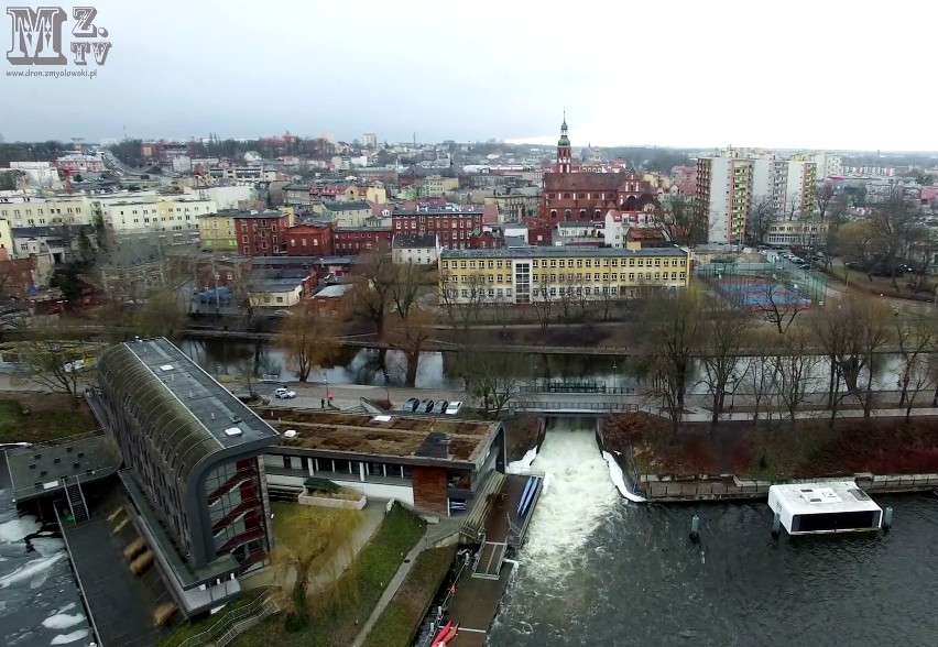 Film przedstawia Bydgoszcz z lotu ptaka. W filmie...