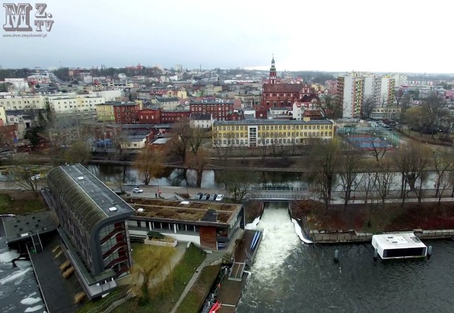 Film przedstawia Bydgoszcz z lotu ptaka. W filmie umieszczono 50 najważniejszych, najbardziej charakterystycznych miejsc miasta nad Brdą.  Autor: Marcin Zmysłowski Montaż, reżyseria: Marcin Zmysłowski Strona internetowa autora: http://www.dron.zmyslowski.pl, http://www.video.zmyslowski.pl, http://www.fotografia.zmyslowski.pl