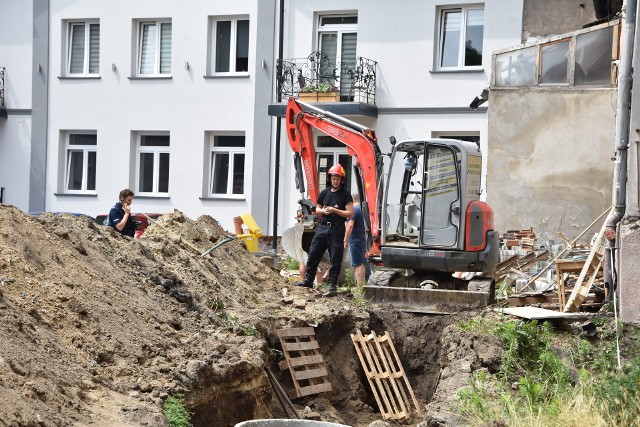 Mężczyznę przysypała ziemia w wykopie przy ul. Dąbrowskiego w Tarnowie. Interweniowała straż pożarna, pogotowie i policja