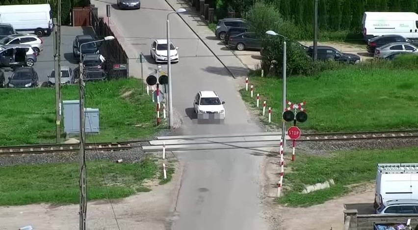Przejazdy kolejowe w Podlaskiem. Kierowcy na bakier z przepisami. Niepokojące efekty policyjnych kontroli (zdjęcia, wideo)