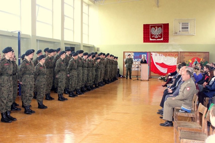 17 uczniów I klasy mundurowej liceum ogólnokształcącego przy...