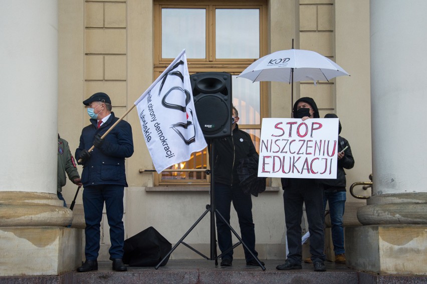 „Alarm dla edukacji, alarm dla nauki!”  - w Dzień Nauczyciela nie świętowali, a protestowali. Zobacz zdjęcia