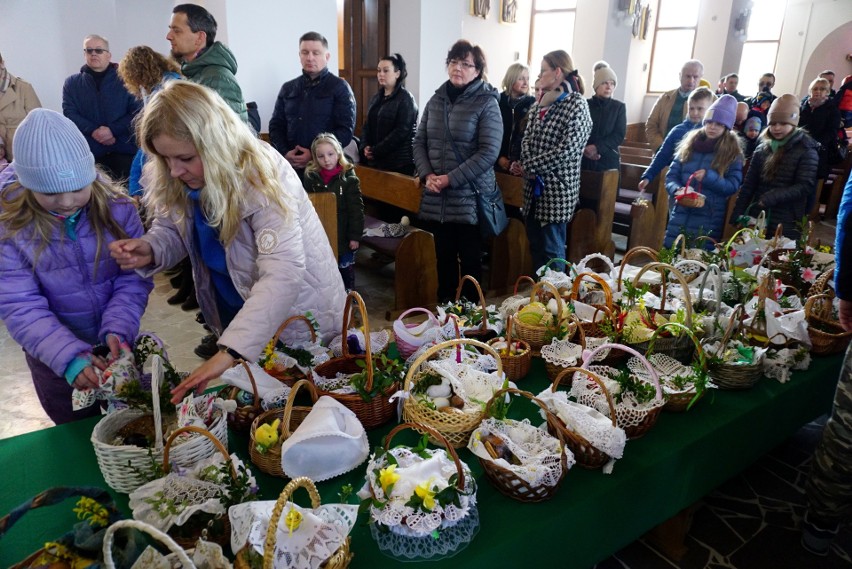 Wielkanoc 2022. Konno ze święconką? Jeźdźcy poświęcili swoje koszyczki w Kościele Matki Bożej Anielskiej w Motyczu. ZOBACZ ZDJĘCIA