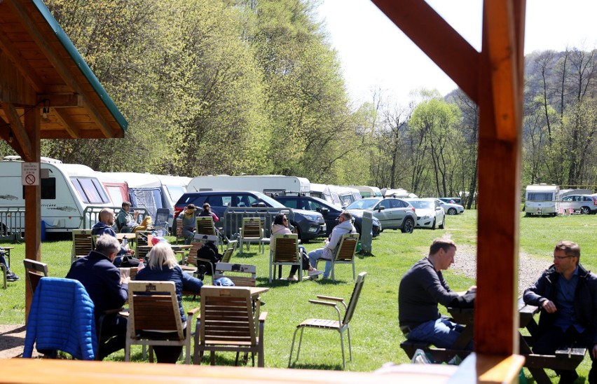 Tłumy na majówce w Dolinie Będkowskiej. Wielki piknik pod Sokolicą [ZDJĘCIA]