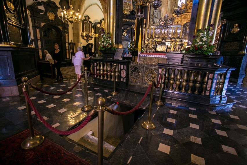 Rozpoczął się pogrzeb kardynała Macharskiego. "To była chodząca świętość" [ZDJĘCIA]