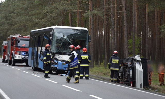 Dzisiaj na drodze krajowej nr 21 między Bożanką i Trzebielinem doszło do zderzenia autobusu PKS Bytów z busem. Z wstępnych ustaleń policji wynika, że kierowca busa skręcał w lewo i nie upewnił się, że wcześniej zaczął być wyprzedzany przez autobus. Nikt nie ucierpiał. W autobusie był tylko kierowca, a w busie trzy osoby. Kierowca busa stracił prawo jazdy. (ang)