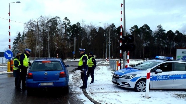 Akcja "Bezpieczny Przejazd". Policjanci kontrolowali kierowców przy przejazdach kolejowych