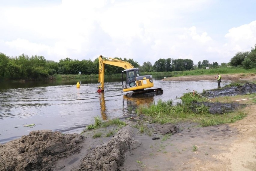 Przygotowania do otwarcia plaży miejskiej w Ostrołęce w...