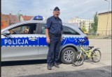 Dzielnicowy z Końskich przekazał dziecku rower od anonimowego darczyńcy 