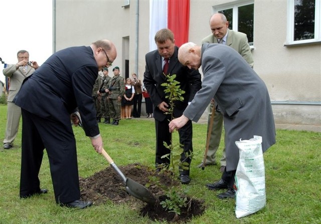 Pod szkołą w Andrzejewie posadzono kolejny Dąb Pamięci