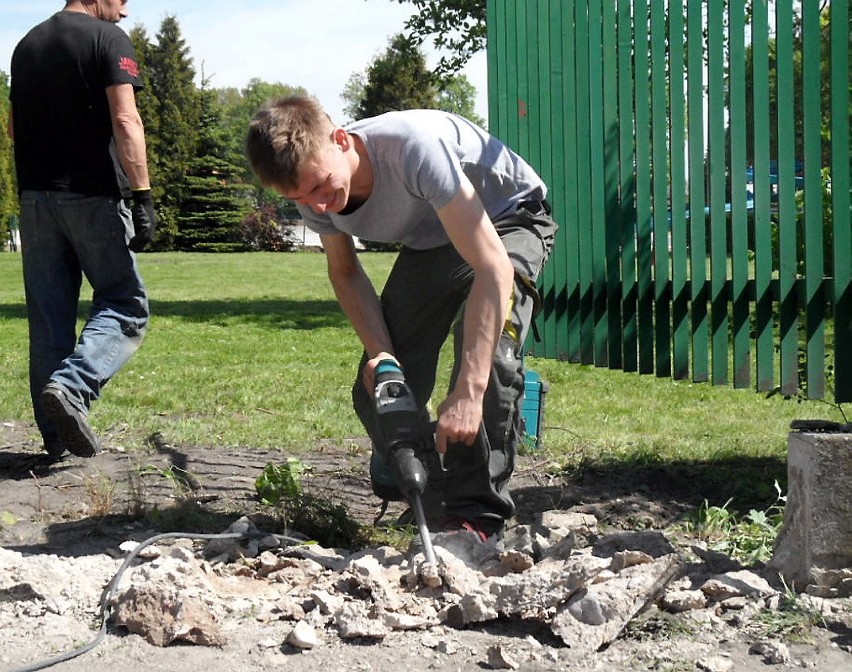 Grzegorz Kociorowski rozbija młotem pneumatycznym betonowy...