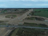 Trwa budowa drogi S6 na odcinku Koszalin - Słupsk. Jak przebiegały prace w lutym? [ZDJĘCIA]