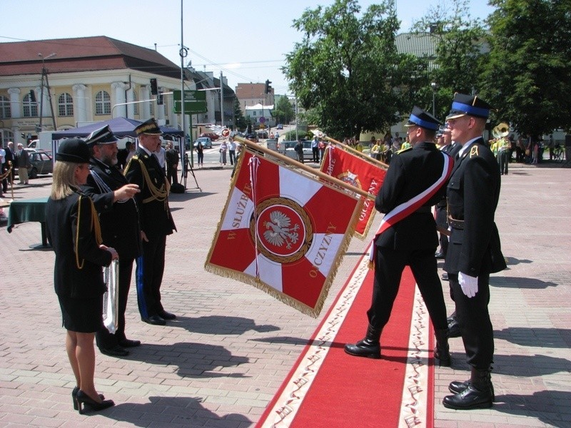 Wreczenie sztandarów dla strazaków z Ostrowi Maz.