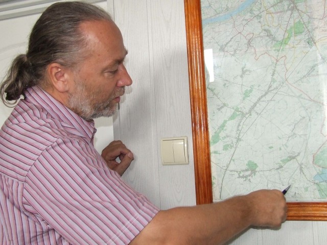 Mirosław Pluta, burmistrz Baranowa Sandomierskiego pokazuje miejsce na zwałce, gdzie planuje uruchomić niewielki stok narciarski.