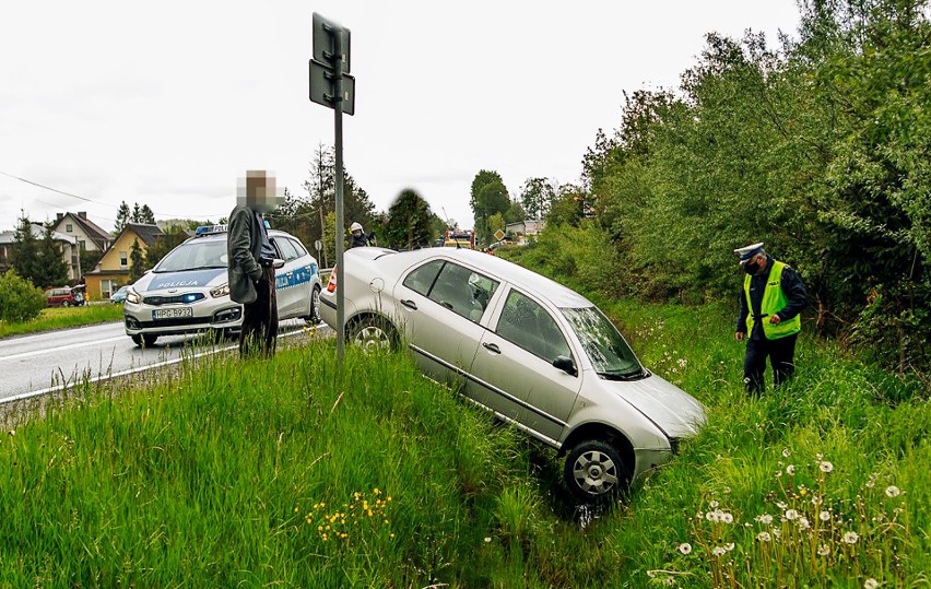 DK 28. Zderzenie dwóch samochodów osobowych w Dobrej