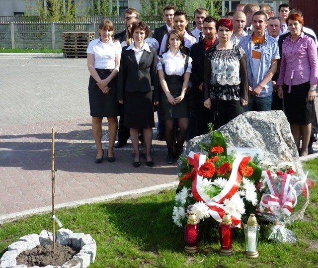 Maturzyści z Niepublicznego Technikum Zawodowego we Włoszczowie wraz z dyrekcją placówki postanowili uhonorować poległych na rosyjskiej ziemi.