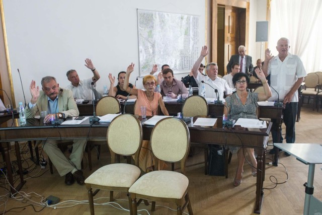 Podczas poniedziałkowych obrad radni Rady Miejskiej w Radomiu nadal głosowali podnosząc ręce. Elektroniczny system głosowania nie zadziałał jak należy.
