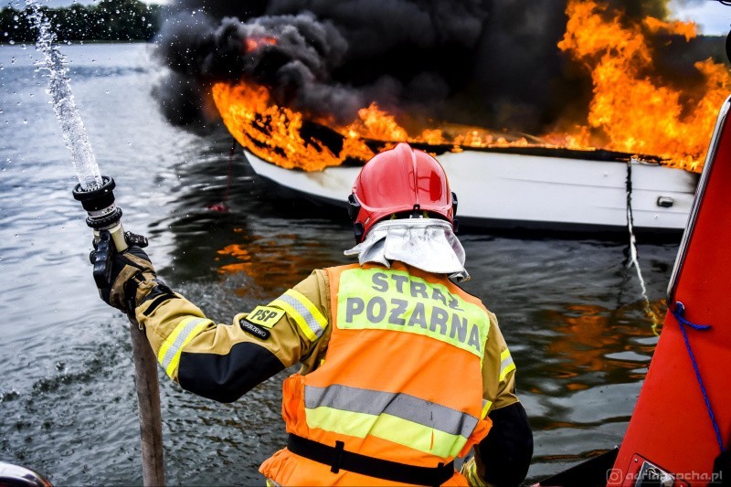 Pożar jachtu na jeziorze Mamry. Jednostka poszła na dno (zdjęcia)