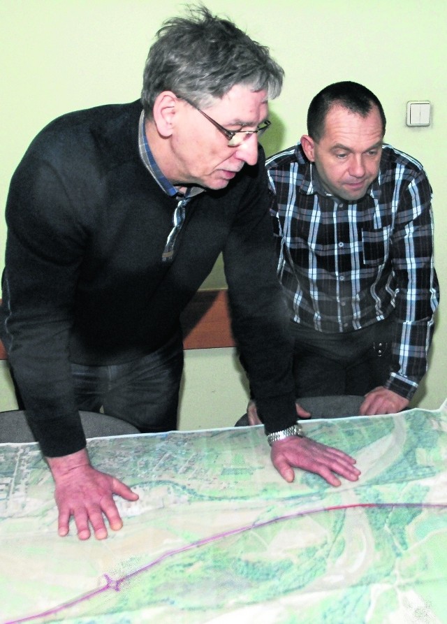 Dariusz Kmak (z prawej) dyrektor wydziału inwestycji urzędu miasta z pracownikiem tworzą mapę "Obwodnicy nad Dunajcem"