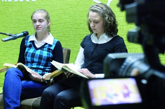 Monika Mocarska (z lewej) oraz Klaudia Zawistowska uczą się w gimnazjum w Danówku. W Wojewodzinie wcieliły się w postać mickiewiczowskiej Zosi oraz Telimeny.