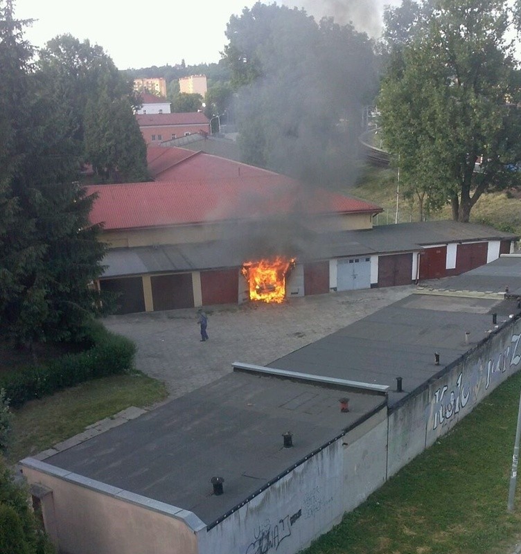 Gdy strażacy przyjechali na miejsce, garaż w całości objęty...