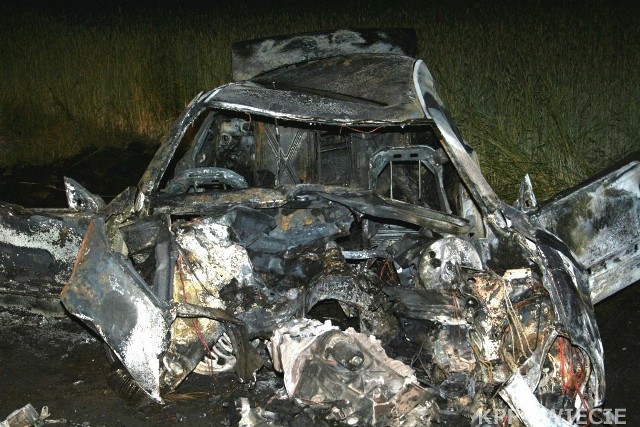 Mercedes uderzył w jedno drzewo, odbił się od niego, uderzył w kolejne i wtedy stanął w płomieniach