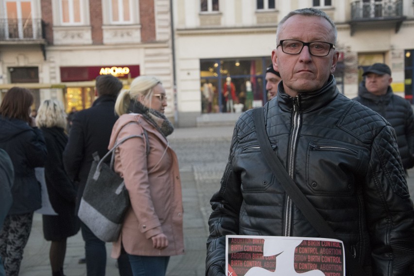 Czarny protest w Nowym Sączu: wszystkich nas nie spalicie! [ZDJĘCIA, FILM]