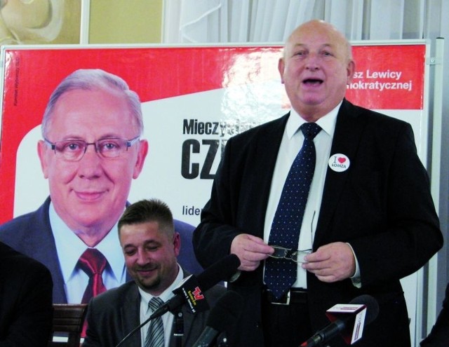 Były szef rządu Józef Oleksy ( na zdj. z prawej) "reklamował&#8221; w czwartek Mieczysława Czerniawskiego