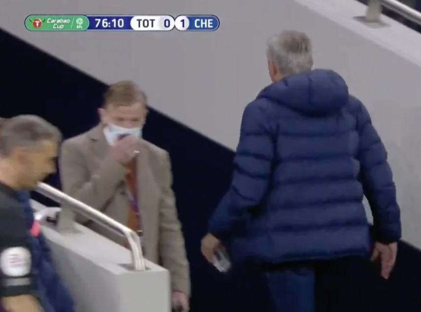 Mourinho wybiegł ze stadionu w czasie meczu. Pobiegł po piłkarza ...do łazienki