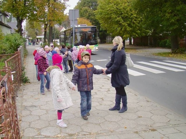 Iga Kasperczyk wraz z grupą przedszkolaków wybrała się na spacer do lasu. - To przejście jest niebezpieczne - potwierdza pani przedszkolanka.