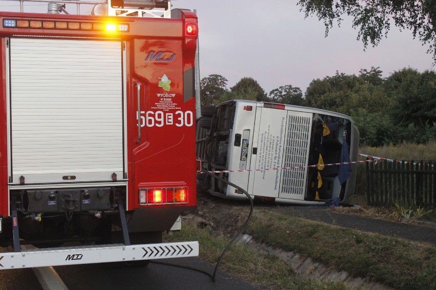 Tragiczny wypadek pod Wieruszowem. Autobus wypadł z drogi, jedna osoba nie żyje [ZDJĘCIA, FILM]