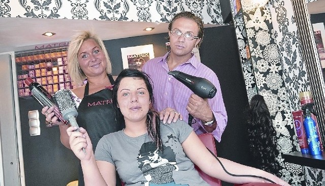 To prawie rodzinny biznes: Magdalena Szczurek, której fryzjerstwo marzyło się od podstawówki, jej mąż Piotr Szczurek, który wyremontował salon i córka Ola Szczurek, która w salonie zakłada kobietom tipsy