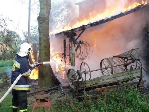 Jako pierwsi na miejsce dotarli strażacy z OSP w Skwierzynie.