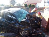 BMW rozbiło się na betonowym płocie. Ranny kierowca trafił do szpitala. Do wypadku doszło w Kurzniach w powiecie opolskim