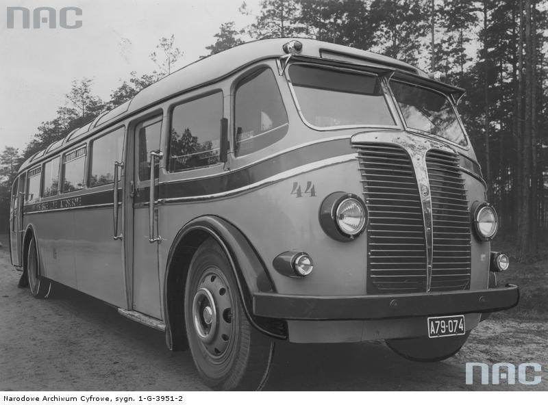 Autobus Śląskich Linii Autobusowych w Katowicach kursujący...