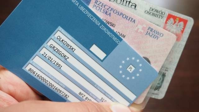 Oprócz dowodu osobistego, paszportu, prawa jazdy warto też mieć, gdy wyjeżdża się na urlop za granicę, Europejską Kartę Ubezpieczenia Zdrowotnego
