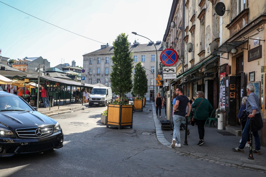 Kraków. Protestują przeciwko zmianom na placu Nowym. Sugerują, by donice z kwiatami przenieść pod magistrat