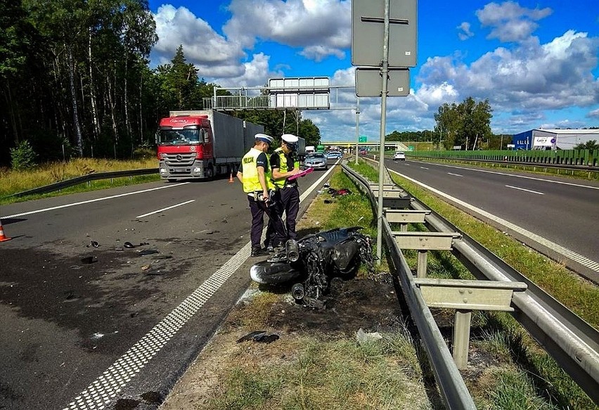 Łyski. S8 - wypadek motocyklisty, pożar motocykla po...