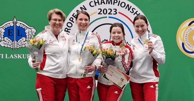 Polki z dumą prezentują złote medale wywalczone podczas strzeleckich mistrzostw Europy w Tallinnie