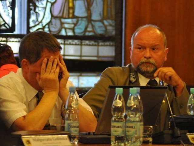Wyraz twarzy radnych Forum Samorządowego podczas dyskusji nad patronami dla ronda mówi sam za siebie &#8211; od lewej Wiesław Drewnowski i Janusz Rautszko.