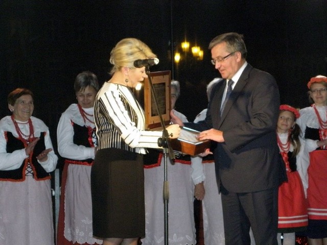 Szachy wręczyła wiceburmistrz Aleksandra Nowakowska.