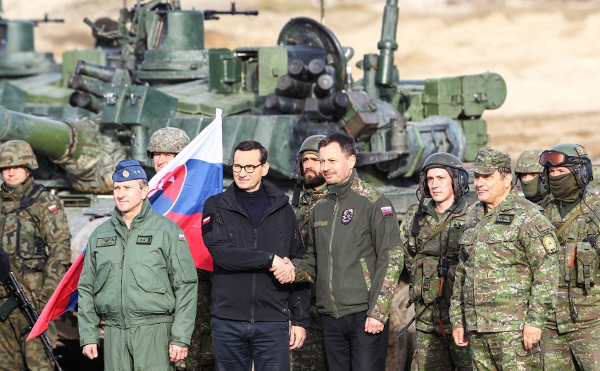 Premier Mateusz Morawiecki i Premier Słowacji Eduard Heger na ćwiczeniach wojskowych Puma 22 w Nowej Dębie [ZDJĘCIA]