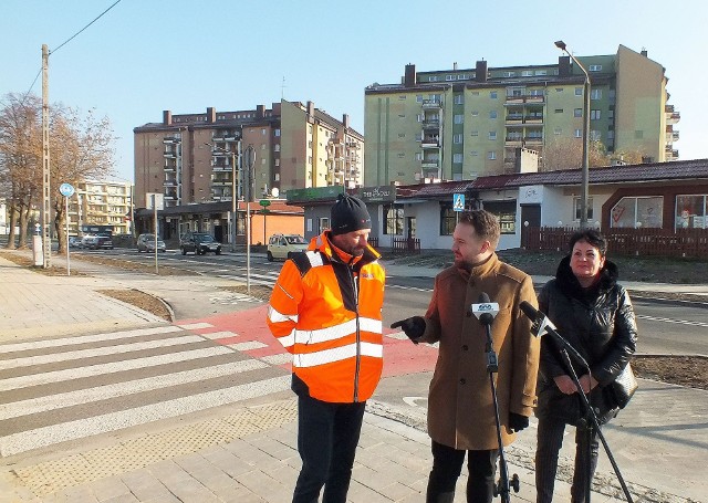 Podczas konferencji prasowej na ulicy Kopalniane, od lewej: Przemysław Kopeć, Marek Materek, Lidia Niewczas