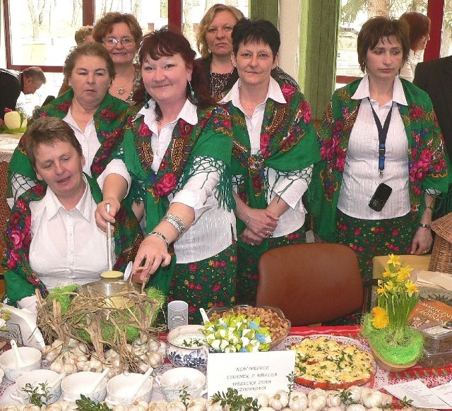 Wyborną zupę czosnkową serwowały na Festiwalu Smaków gospodynie z podbuskiego Wełcza.